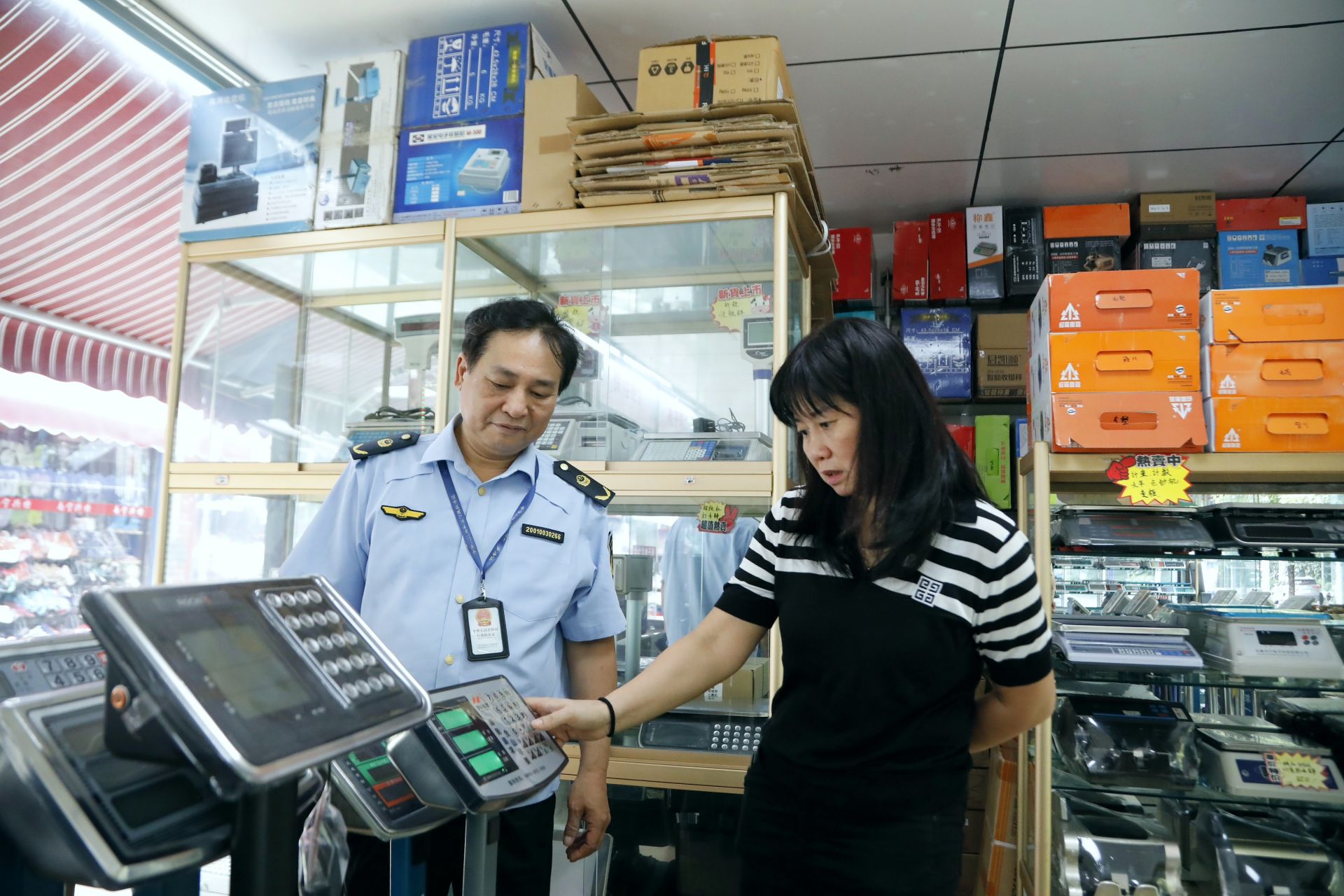 南寧市市場監(jiān)管局開展電子產(chǎn)品銷售領(lǐng)域電子計(jì)價(jià)秤突擊檢查，筑牢市場誠信防線